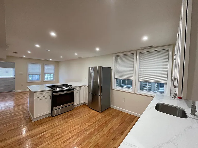 85 Moreland St — Photo 8