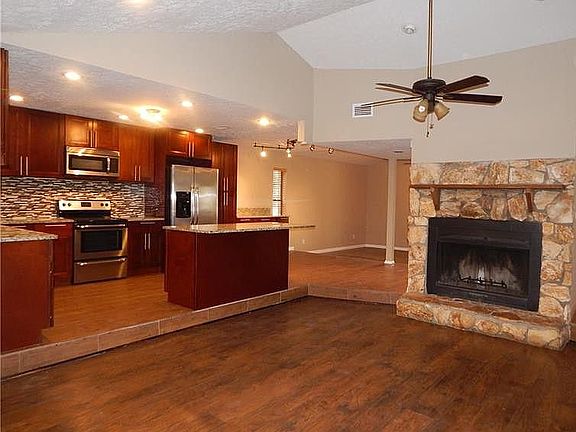 Sitting room with Fireplace