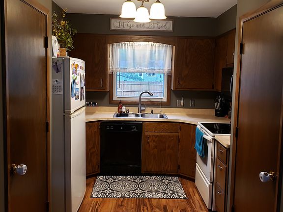 2nd image of 915 Newton Ave