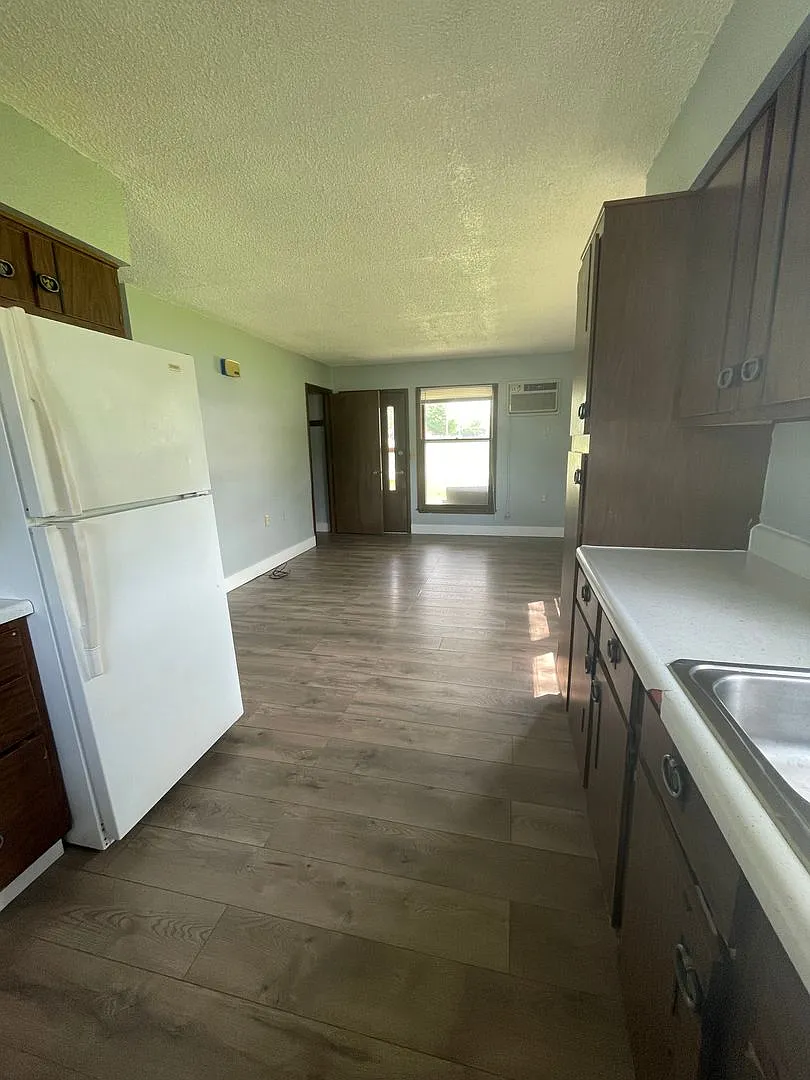 205 Owen St — Photo 3