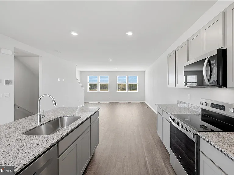 122 Bowers St — Photo 18