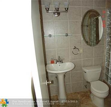 4th image of 1010 SE 15th St APT 207