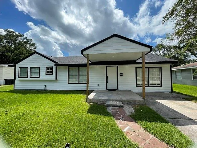 3 bed, 2.0 bath, 1300 sqft, $1,800 — Photo 2