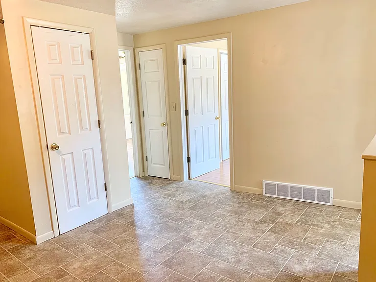 215 W Lorain St — Photo 1