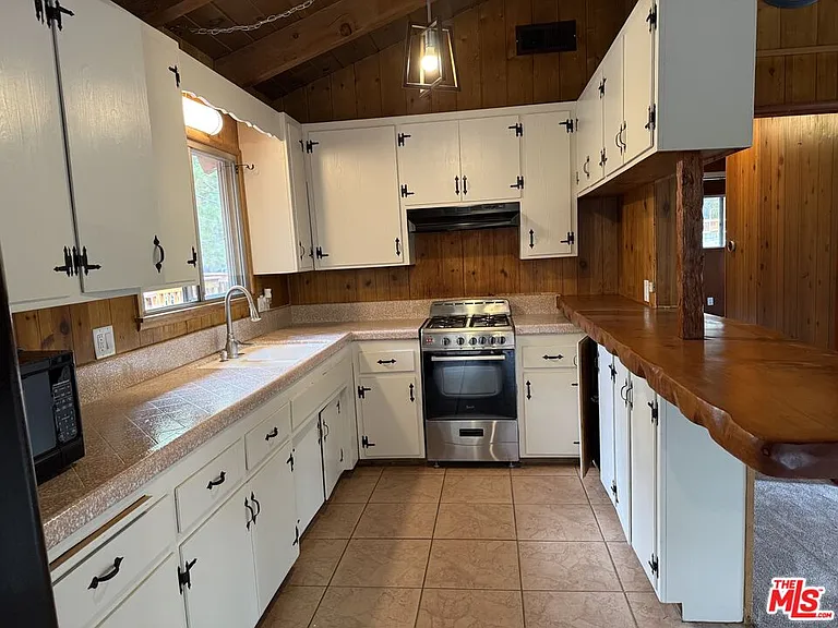 42995 Sunset Dr — Photo 1