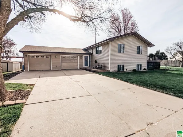 803 Pine Cir, Wakefield, NE 68784