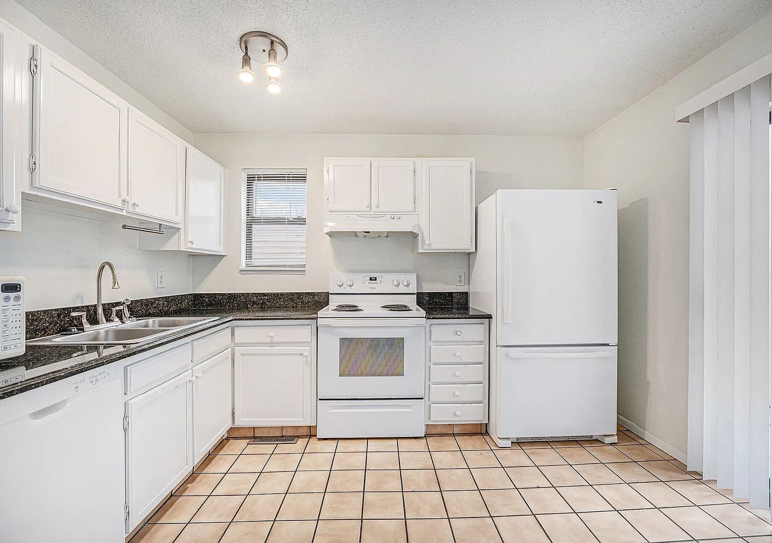Charming 2 Bedroom 1.5 Bathroom Condo in Southeast Denver available Now! — Photo 4