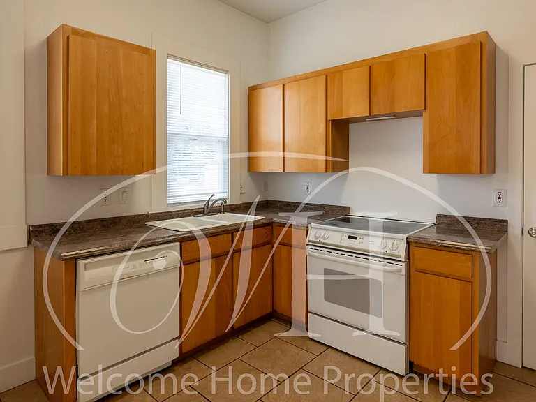 427 E Cherry St — Photo 9