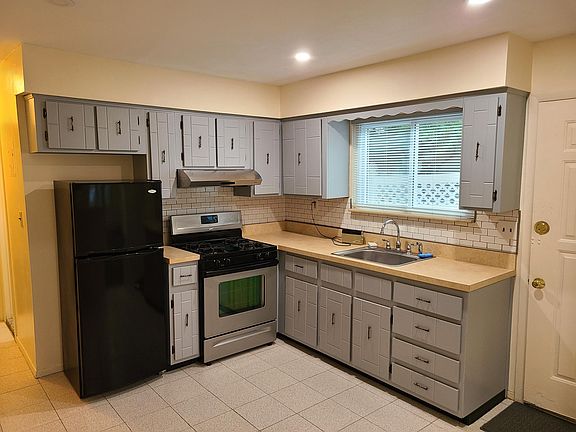 3rd image of 4 Oak Ln Floor 1