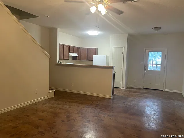 3 bed, 2.5 bath, 5060 sqft, $1,295 — Photo 2