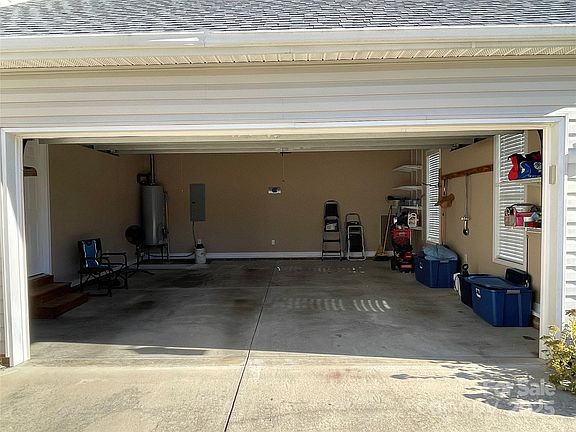 4th image of 4040 Hereford Ln