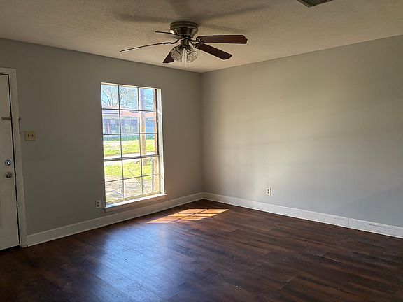 4th image of 4 Crest Ln