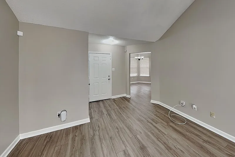3 bed, 2.0 bath, 1334 sqft, $1,599 — Photo 3