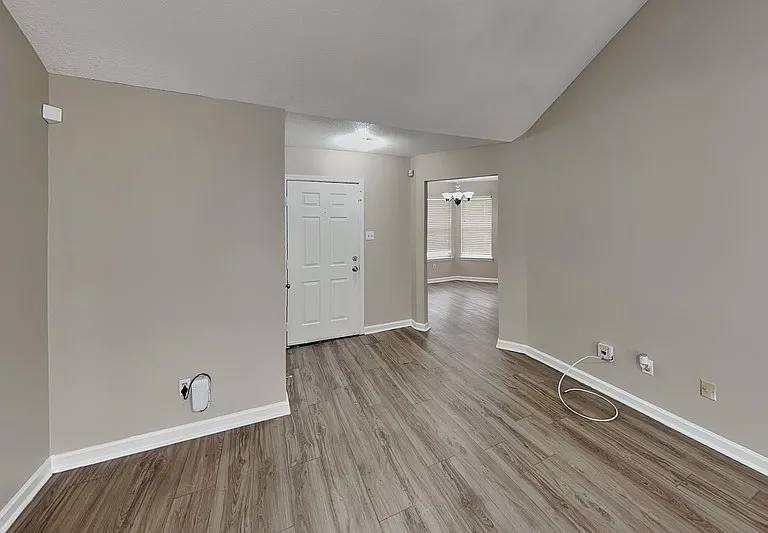 1633 Dexter Ln — Photo 2