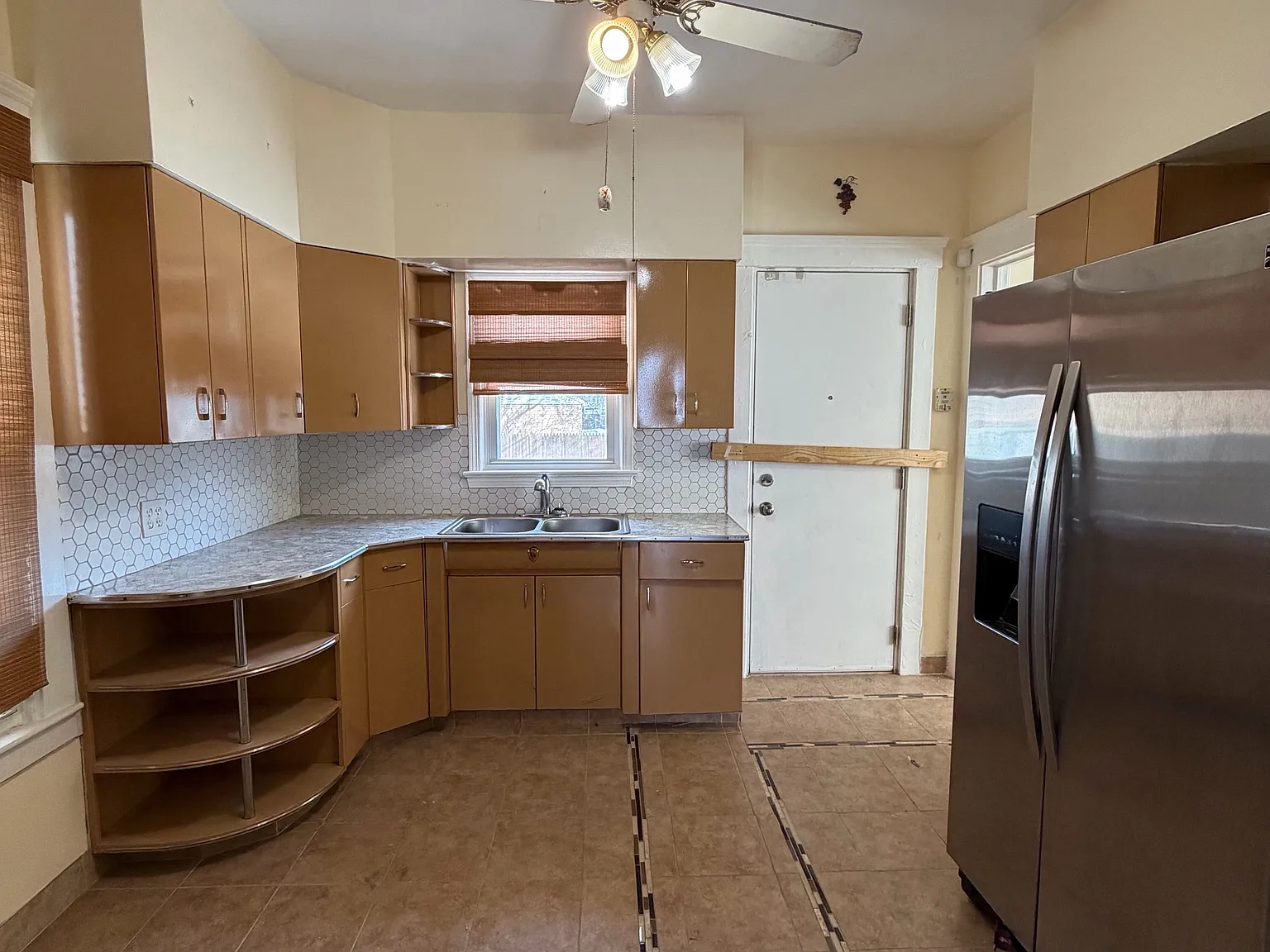 3 bed, $1,200 — Photo 2