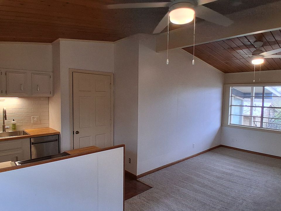 Open floorplan living/dining/kitchen