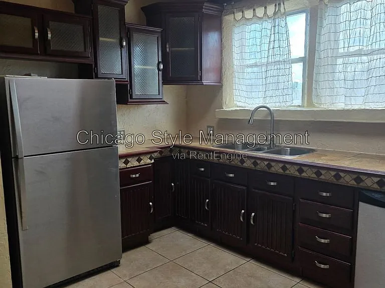 9517 S Escanaba Ave #1 — Photo 2