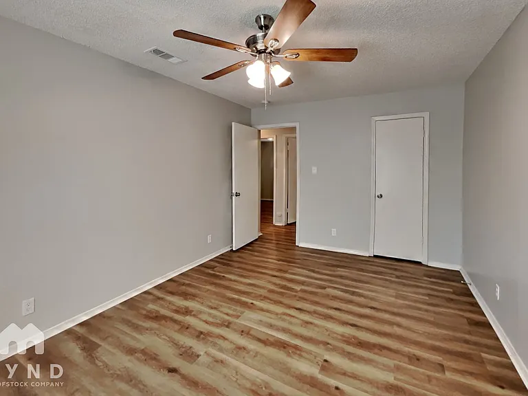915 Winnie St — Photo 9