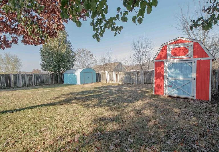 310 Congressman Dr — Photo 15