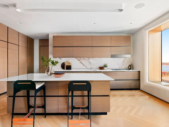 551 West 21st Street image 2 of 20