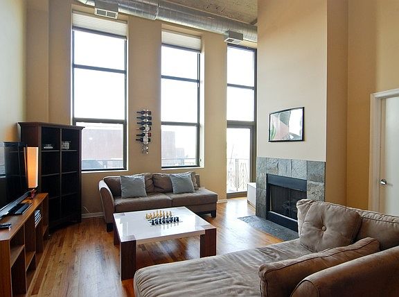 2nd image of 758 N Larrabee St APT 404