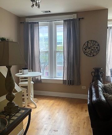 4th image of 1338 N Claremont Ave #2