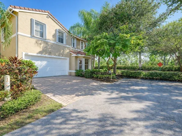 1125 Butternut Ln, Hollywood, FL 33019