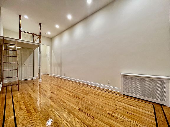 3rd image of 531 W 45th St APT 1A