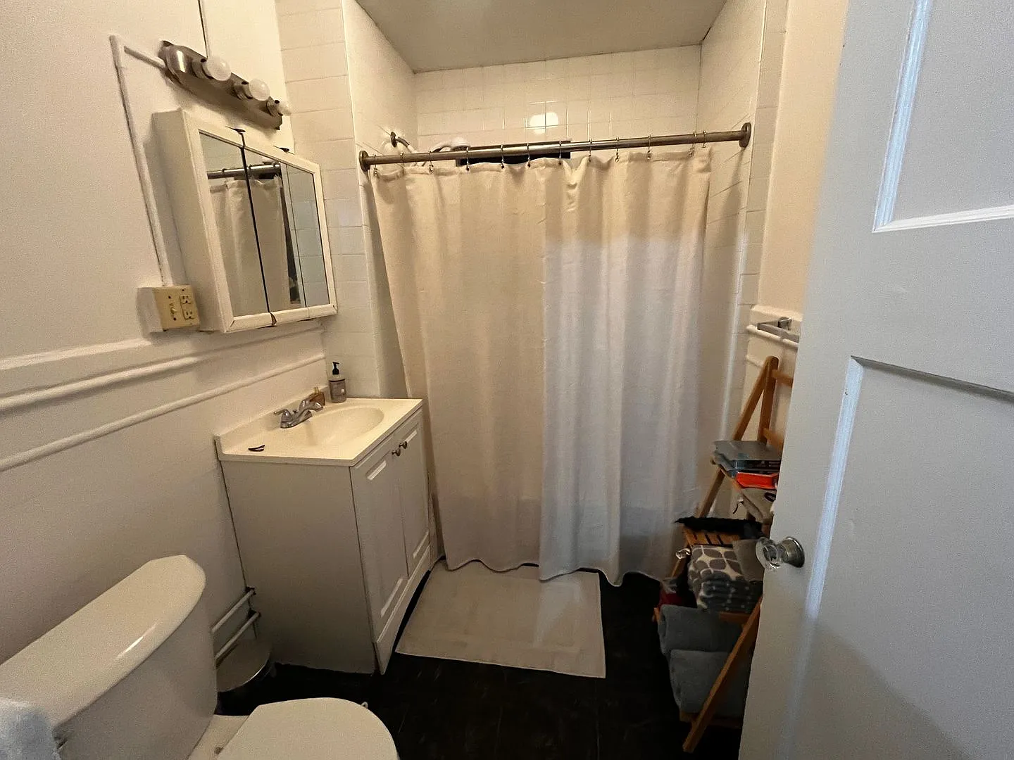 3 Bed / 1 Bath Fenway Apartment w/ In-Unit Laundry H/HW Included — Photo 4