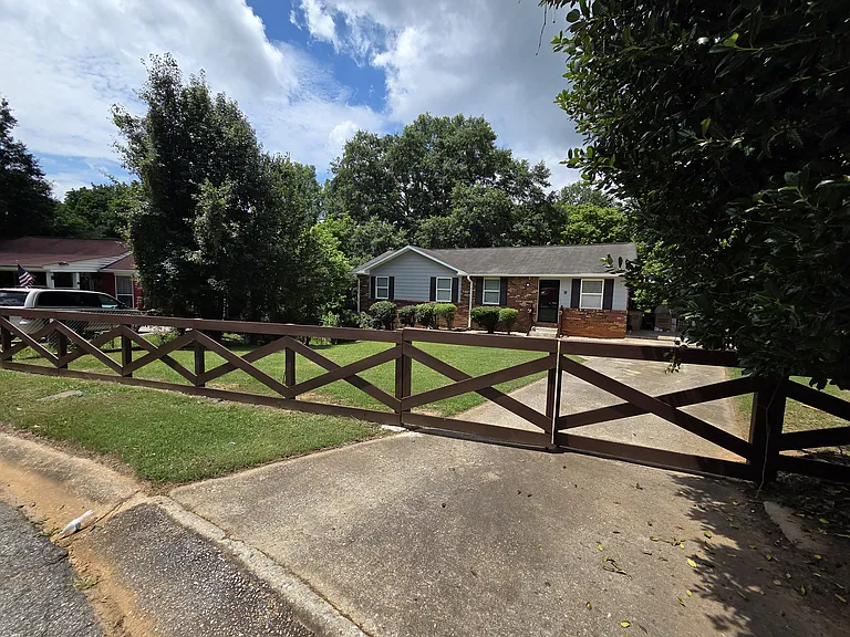 95 Ashton Ct — Photo 2
