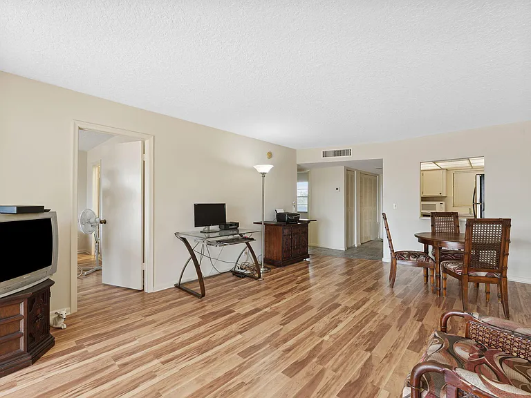 1638 Embassy Dr #410 — Photo 5