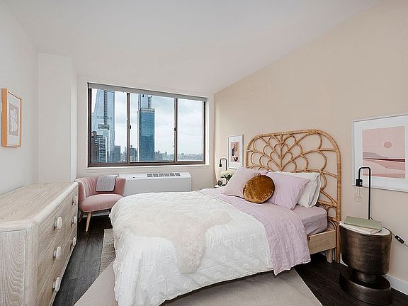 5th image of 520 W 43rd St APT 31G
