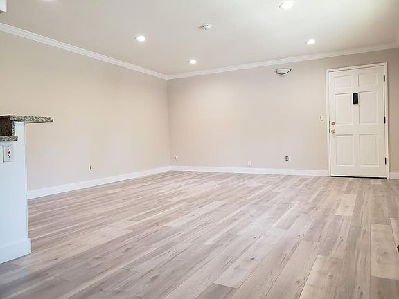 5th image of 13049 Oxnard St APT 10