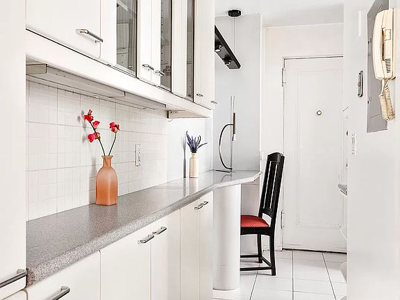 5th image of 325 W 86th St APT 6C