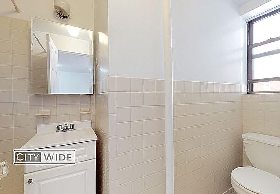 4th image of 30 Charlton St APT 6E