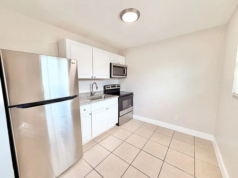 P (2347 Bayside St) — Photo 2