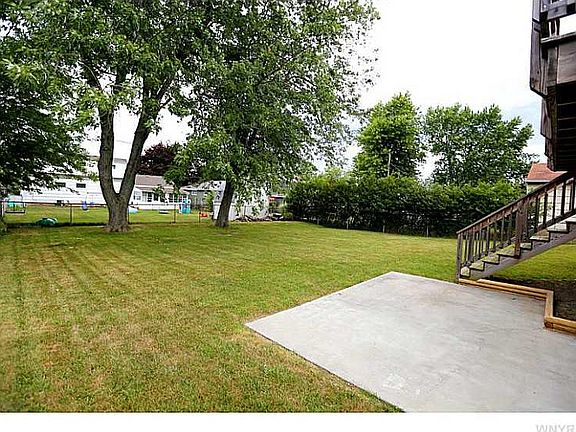 3rd image of 32 Lois Dr