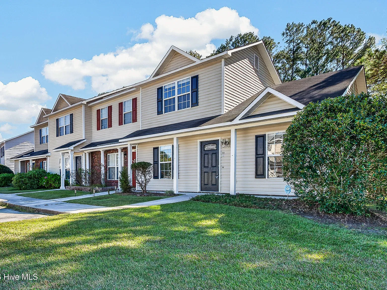 3 bed, 3.0 bath, $1,400 — Photo 2