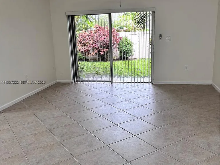 821 W Beckley Sq — Photo 2