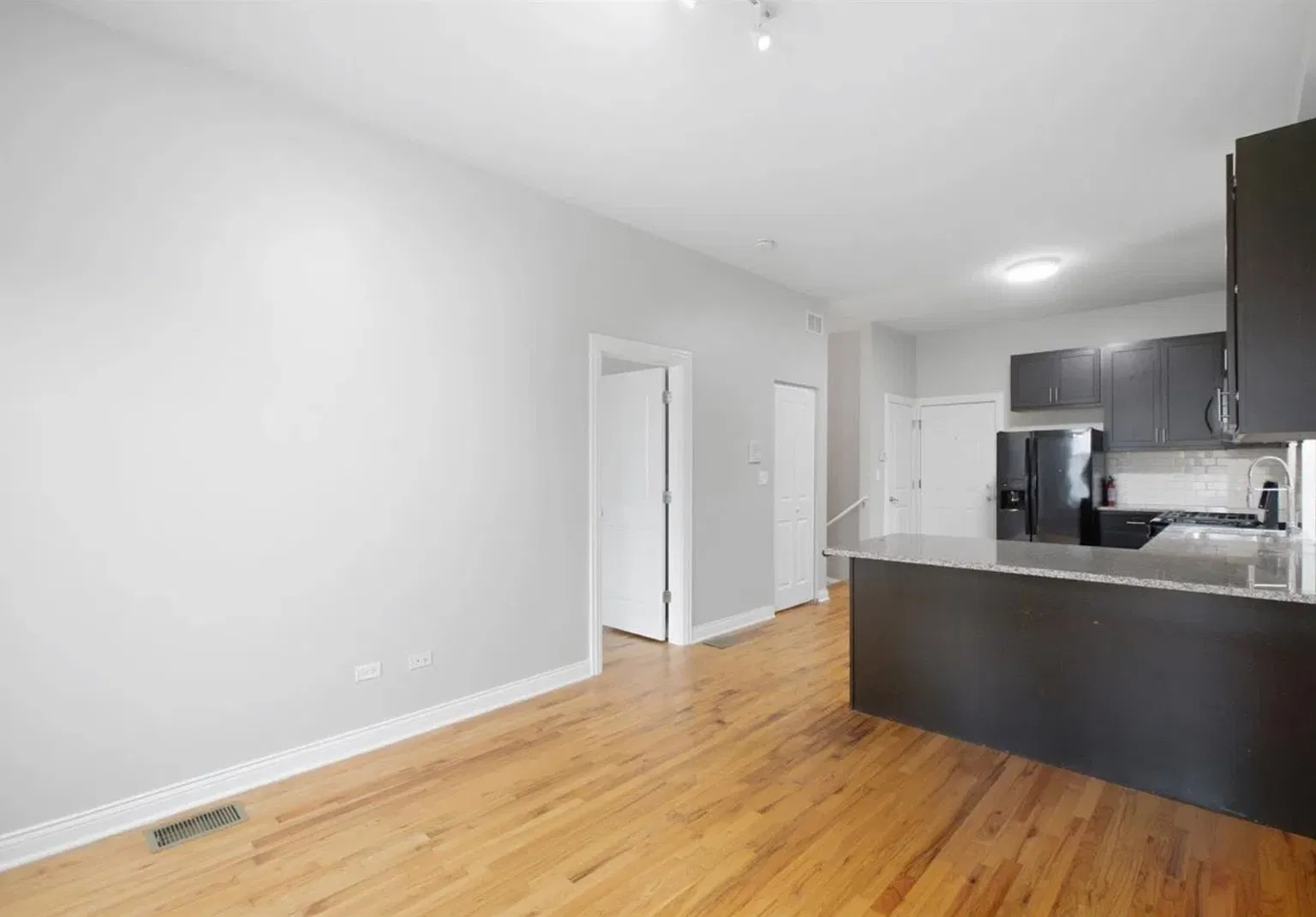 3 bed, 1.0 bath, $2,500 — Photo 4
