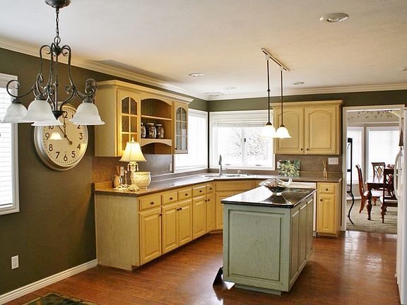 5th image of 2576 Saint Charles Ave