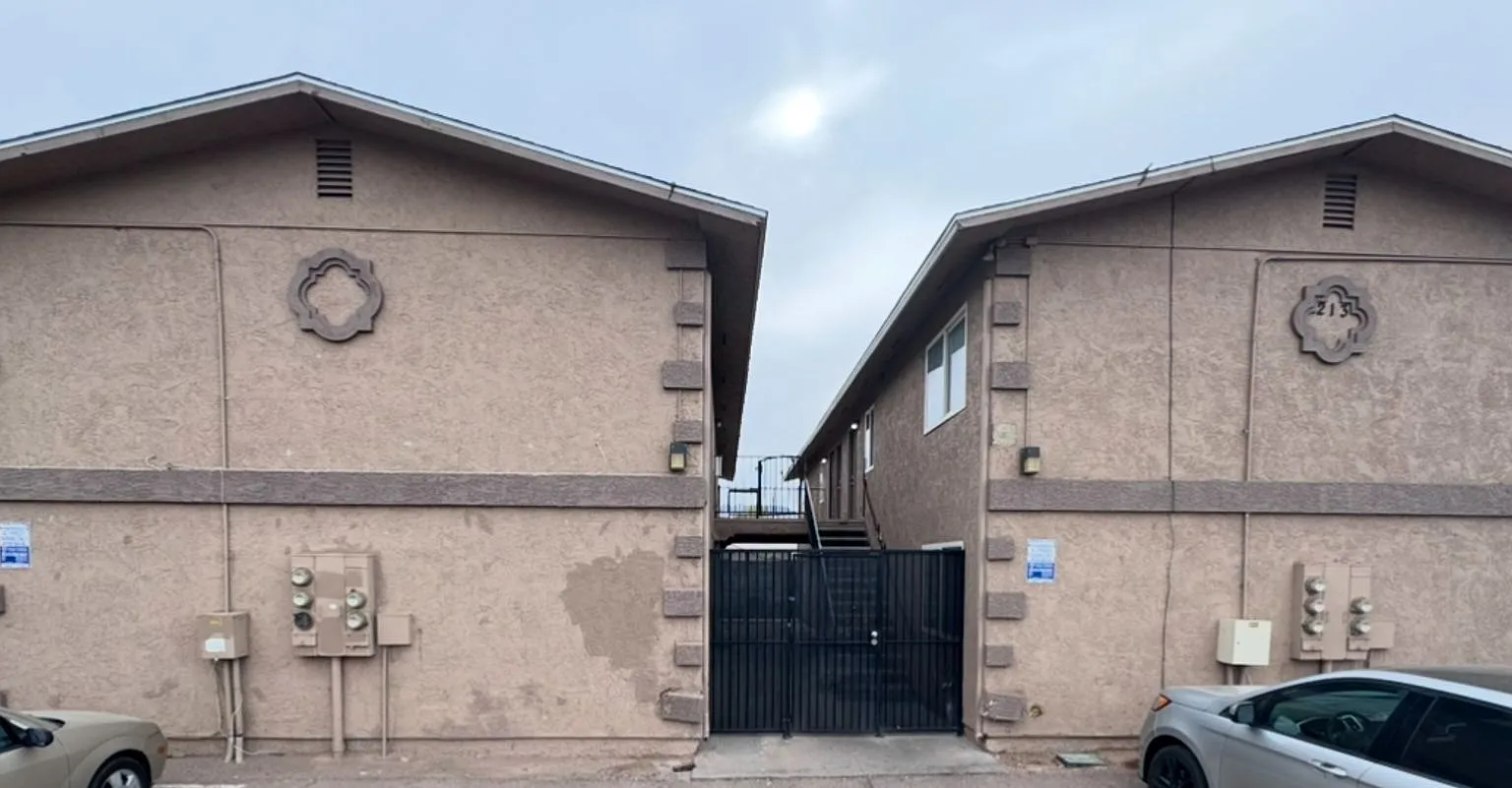 213 E Foster Ave — Photo 2