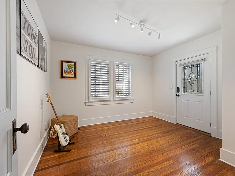 207 Morton Ave — Photo 22