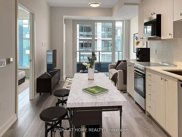 15 Wellington St S #1814 — Photo 12