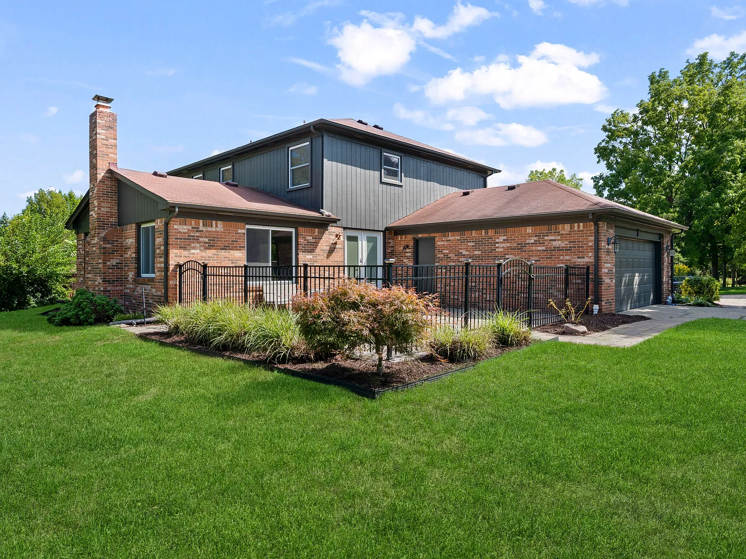 4 bed, 2.5 bath, 2655 sqft, $3,500 — Photo 4