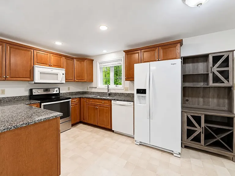 8 Pebble Ln — Photo 10