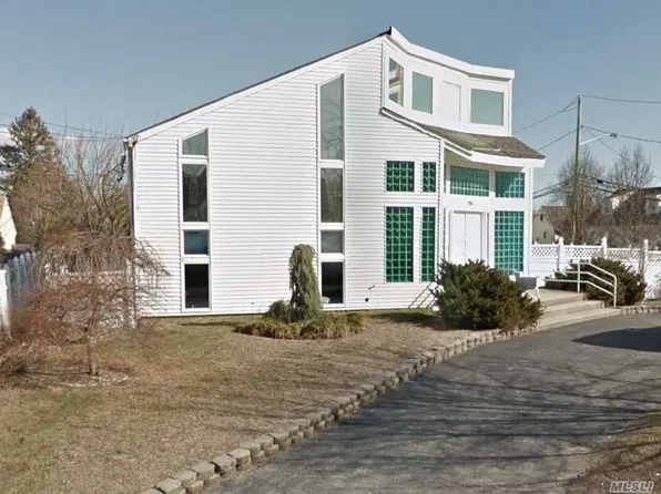 356 Granada Pkwy, Lindenhurst, NY 11757