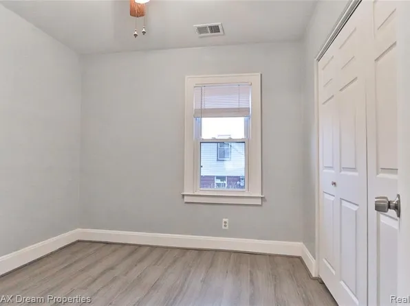 935 Maple St, Wyandotte, MI 48192