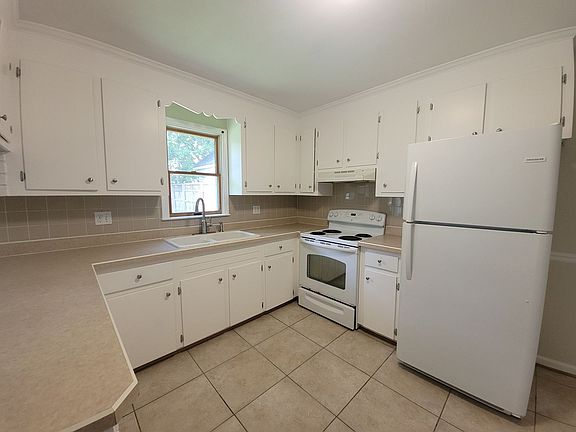5th image of 2237 Maple St