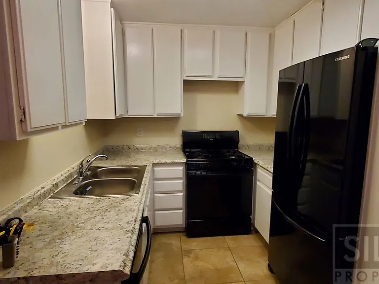1140 Sumner Pl #B — Photo 9
